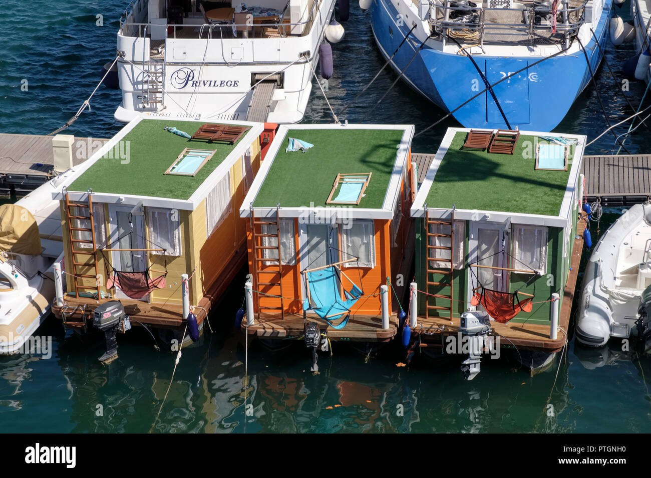 Haus Boote zur Vermietung Ferienwohnung Vermietung Unterkunft Marina Acquatica Porto di Alghero Aquatica Marina Hafen von Alghero, Sardinien, Italien Stockfoto