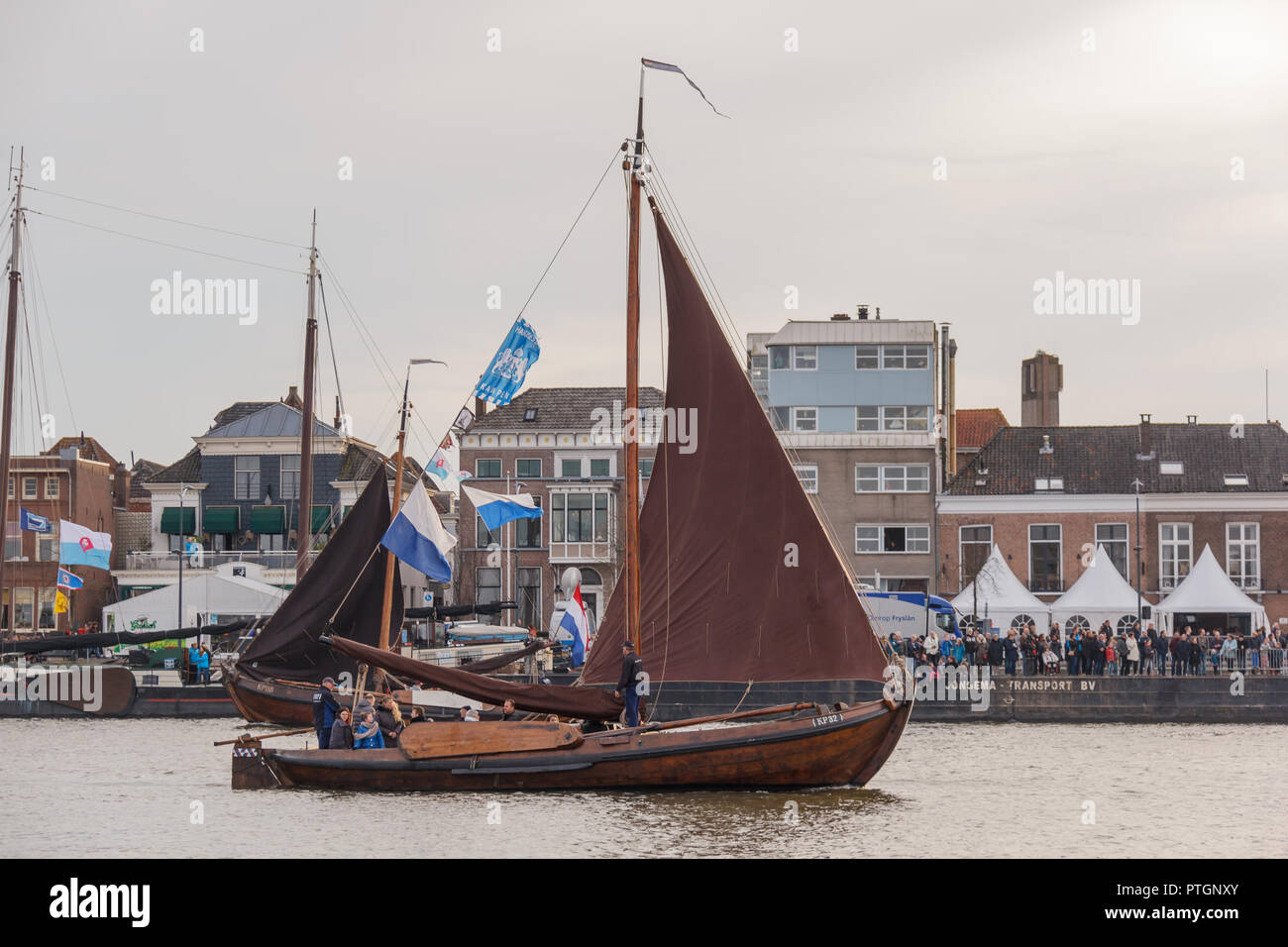 Kampen, Niederlande - 30 März 2018: Fischerboot Botter KP32 am Sail Kampen Stockfoto
