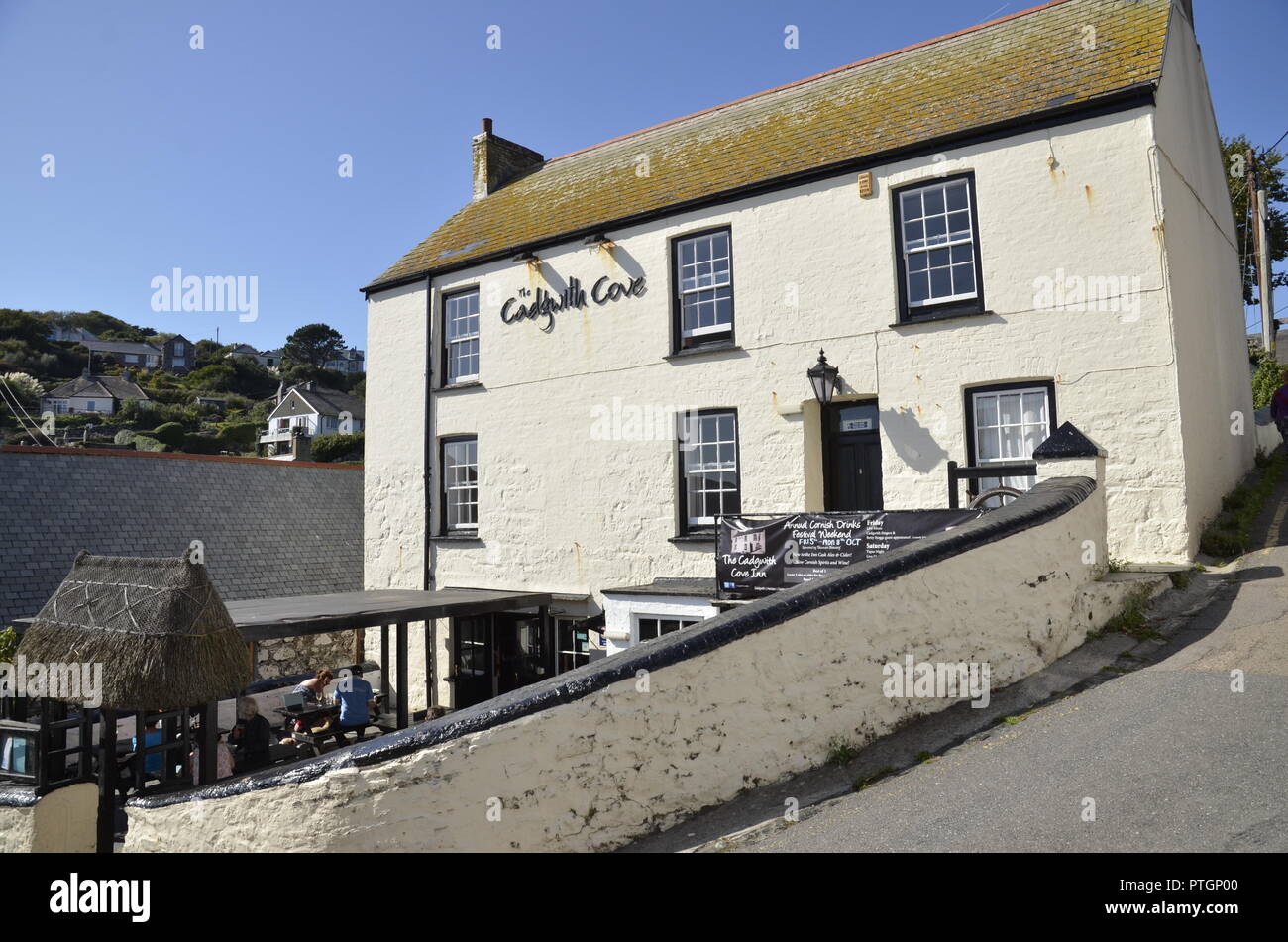 Die Cadgwith Cove Inn in der hübschen Cornish Fischerdorf mit dem gleichen Namen. Stockfoto