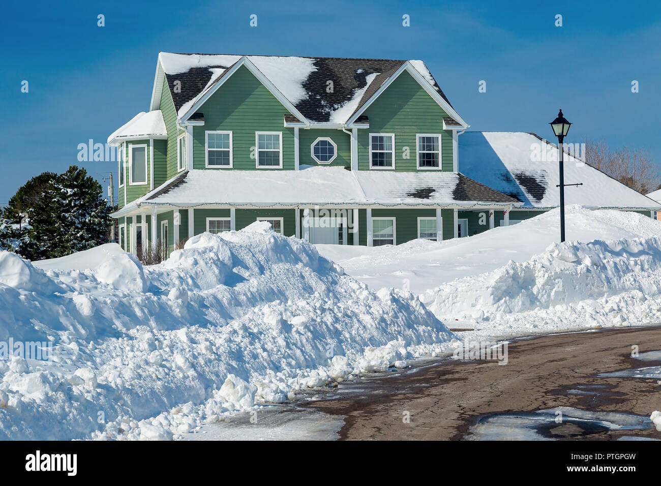 Suburban Home nach einem Schneesturm. Stockfoto