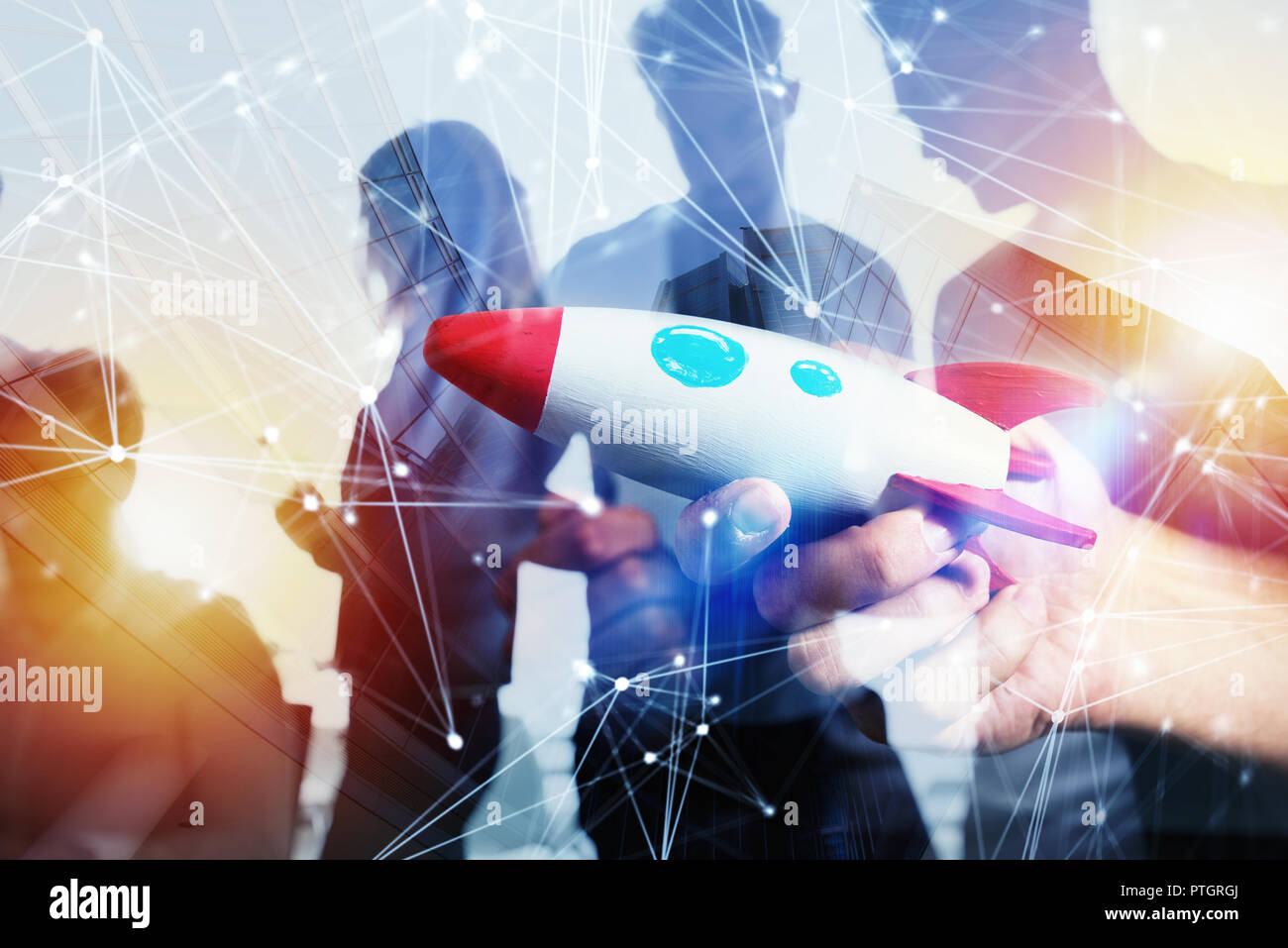 Geschäftsmann startet seine Start-up-Unternehmen. Hando Holding eine hölzerne Rakete. Double Exposure mit Netzwerkeffekten Stockfoto
