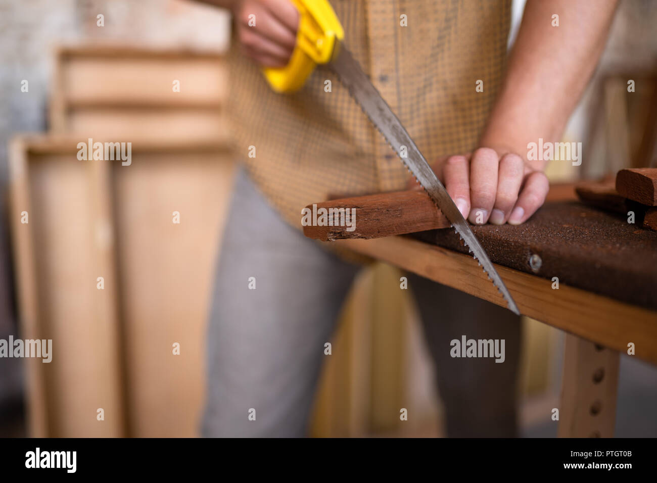 Nahaufnahme der einen Tischler Sägen von Holz Stockfoto
