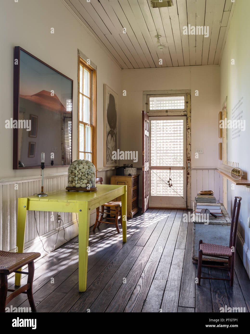 Chrom gelb Shaker Tabelle mit c19 Bell jar mit Spiel Vogeleier. 1840 Zuckerrohr Stühle Stockfoto