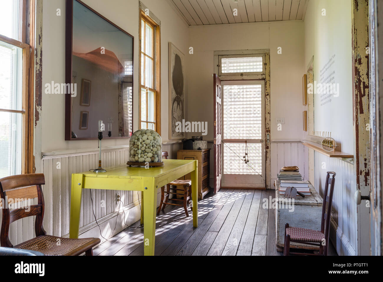 Chrom gelb Shaker Tabelle mit Foto von Roden Crater von James Turrell mit 1840 Zuckerrohr Stühle und c19 Bell jar mit Spiel Vogeleier. Stockfoto