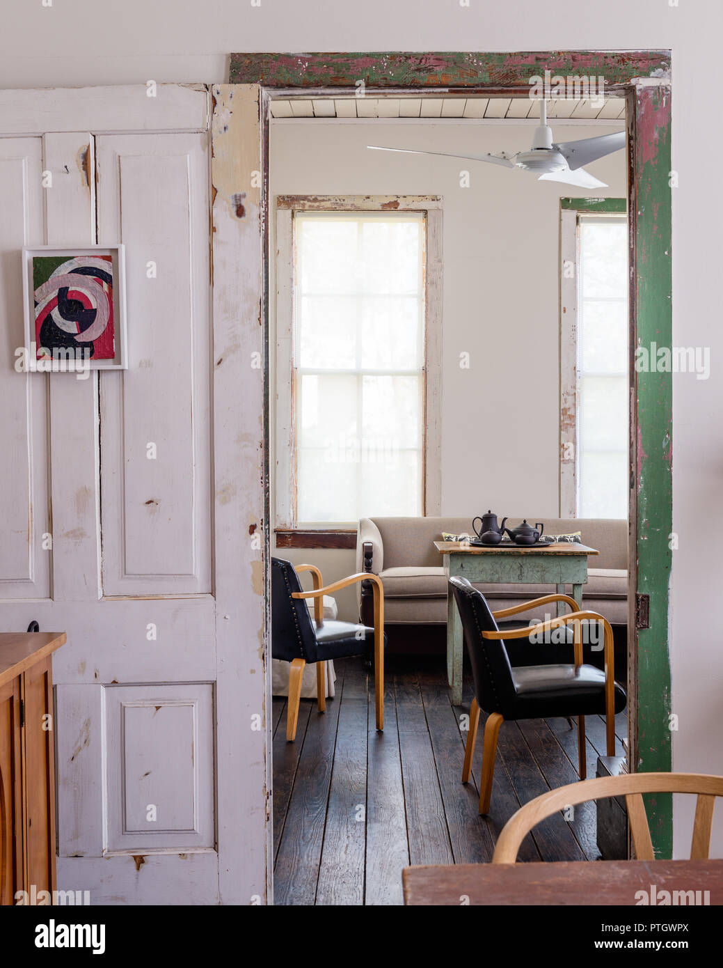 1950 schwarz Leder Bentwood Stühle am Tisch mit Basalt Wedgwood Stockfoto