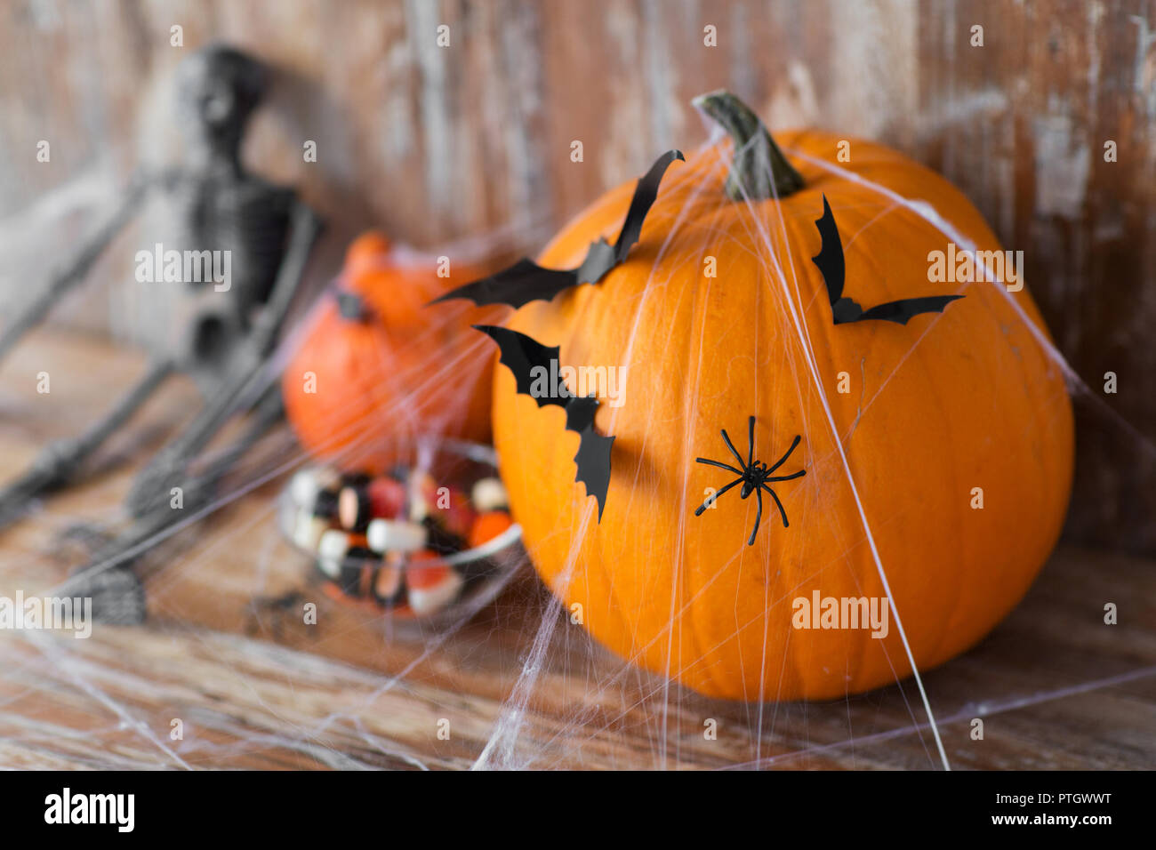 Halloween Kürbisse, Skelett und Süßigkeiten Stockfoto