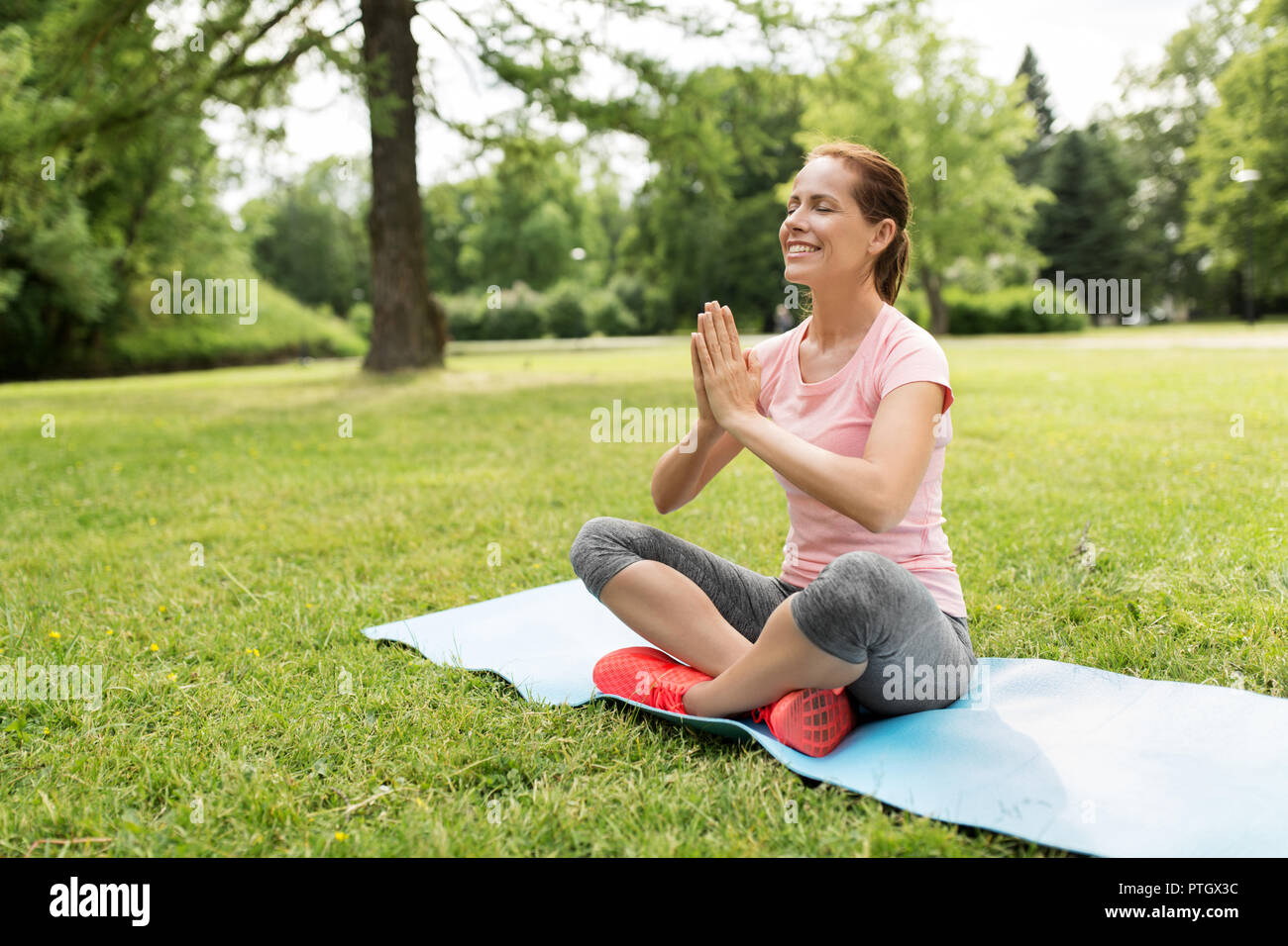 Glückliche Frau meditieren im Sommer Park Stockfoto