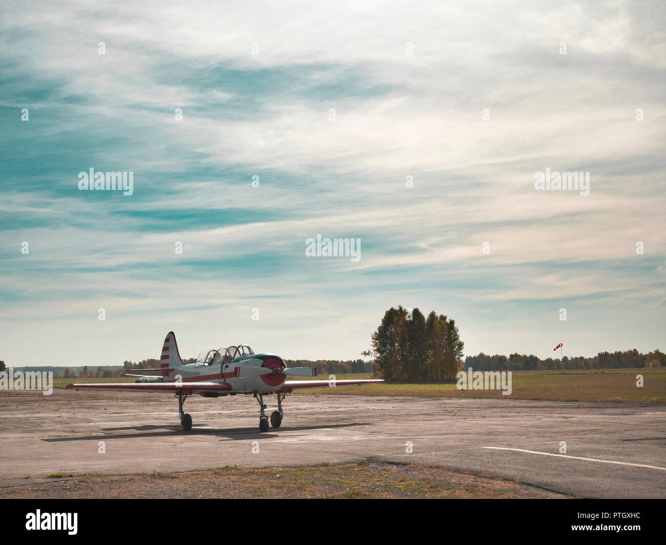 Blick auf Flugzeug auf grasbewachsenen Flugplatz close up; classic Flugzeug rollt zum Start auf Start- und Landebahn; Ausbildung Kunstflug von oldschool Flugzeuge; Freizeitaktivitäten handeln Stockfoto