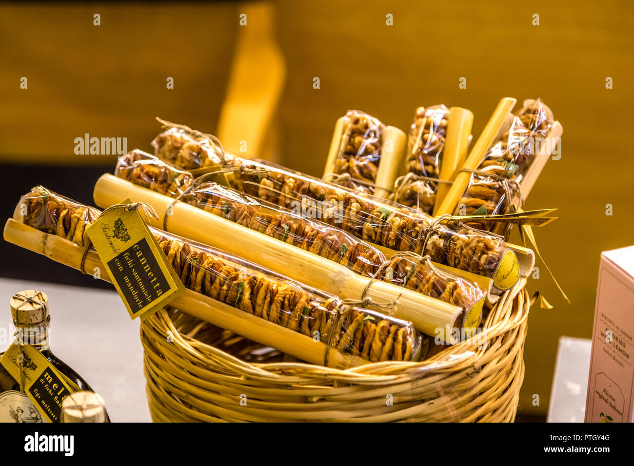 BOLOGNA, Italien - 2. OKTOBER 2018: Lichter an FICO EATALY Welt erleuchtet sind, die größte agri-food-Park in der Welt Stockfoto