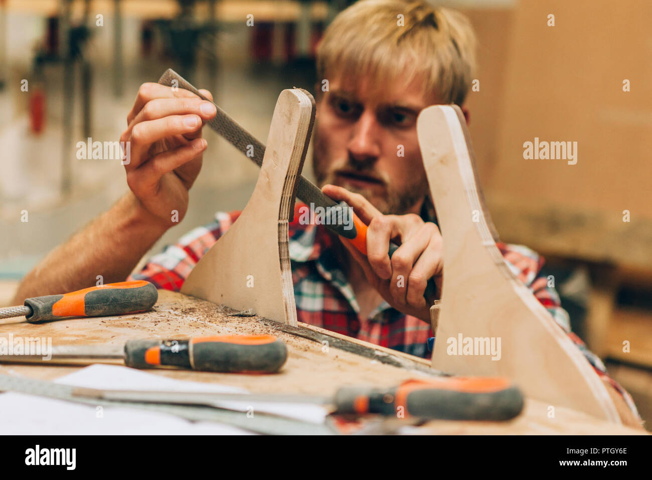 Nahaufnahme der Hände eines Zimmermanns mit einer manuellen Kalk Stockfoto