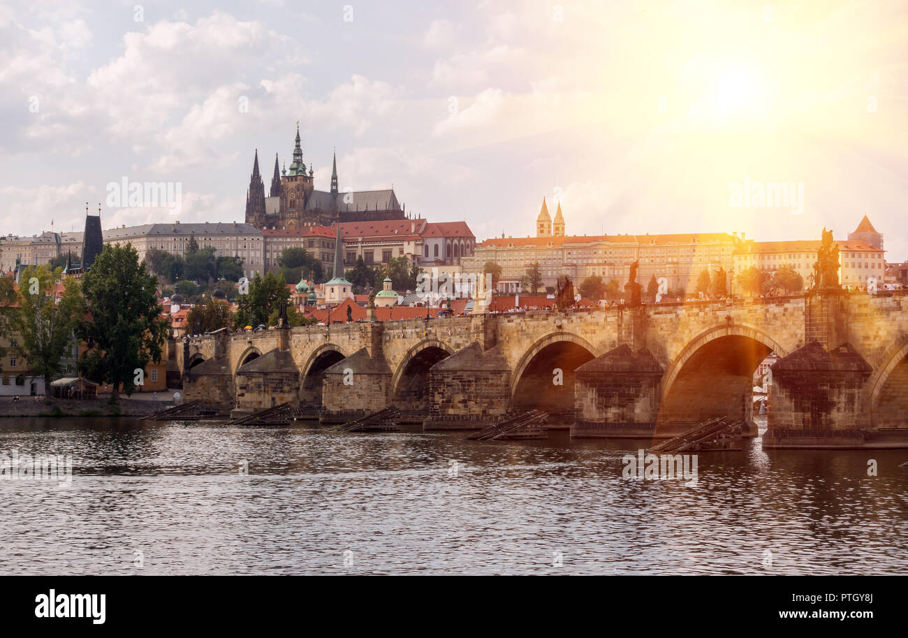 Charles Brücke über den Fluss Vitava, Tschechische Republik Stockfoto