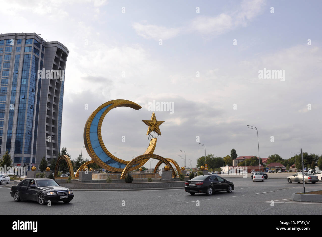Russland, Tschetschenien, Argun, Golden half moon im Zentrum von Argun Stockfoto