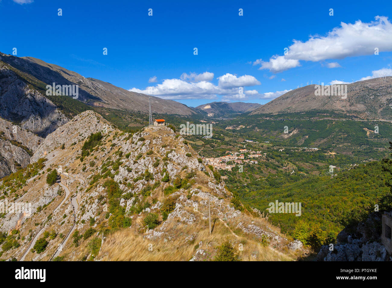 Antenne auf einem Felsvorsprung am Castrovalva, in der Provinz von L'Aquila, Abruzzen, Italien, mit Blick auf den Naturpark der Schluchten der Sagittario Stockfoto
