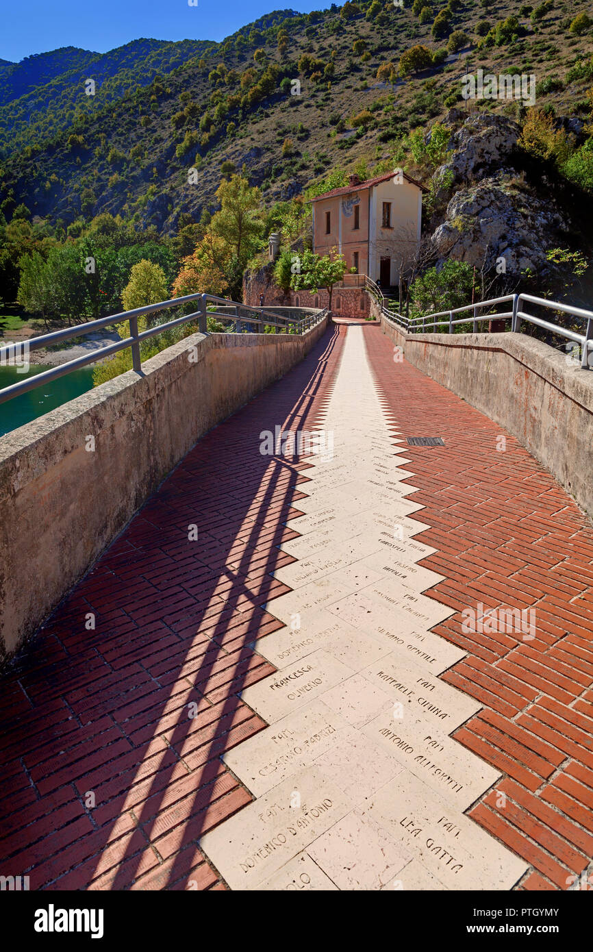 Die Brücke über die San Domenico See, Prato Cardoso, Tal der Seen in der Provinz L'Aquila in der Region Abruzzen im südlichen Italien. Stockfoto