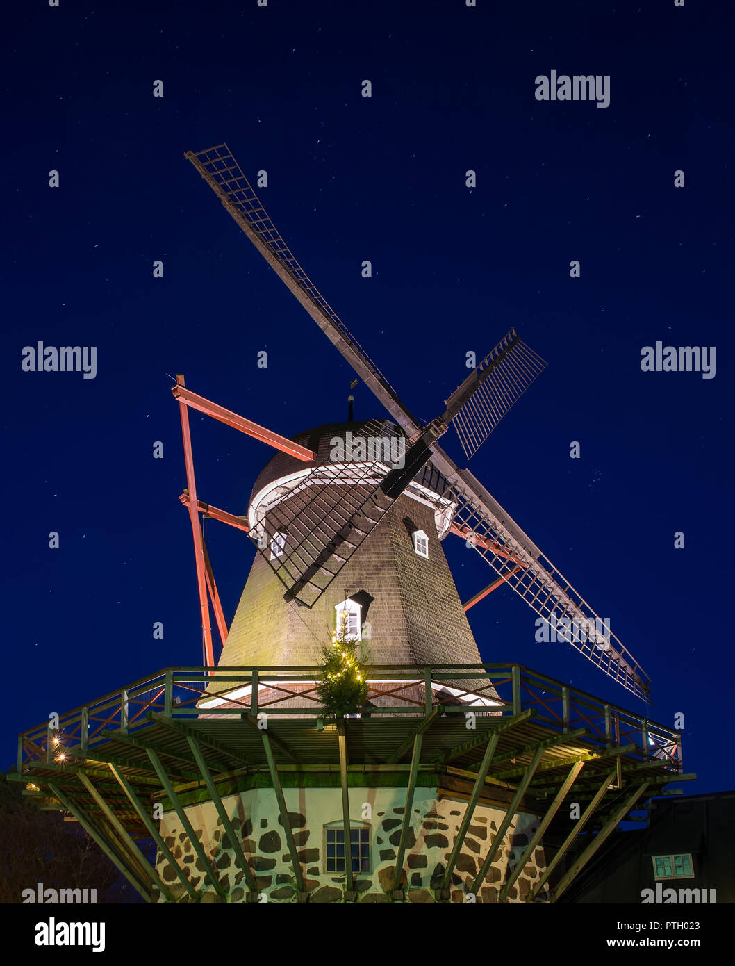 Mühle auf dem Hintergrund der Himmel Stockfoto