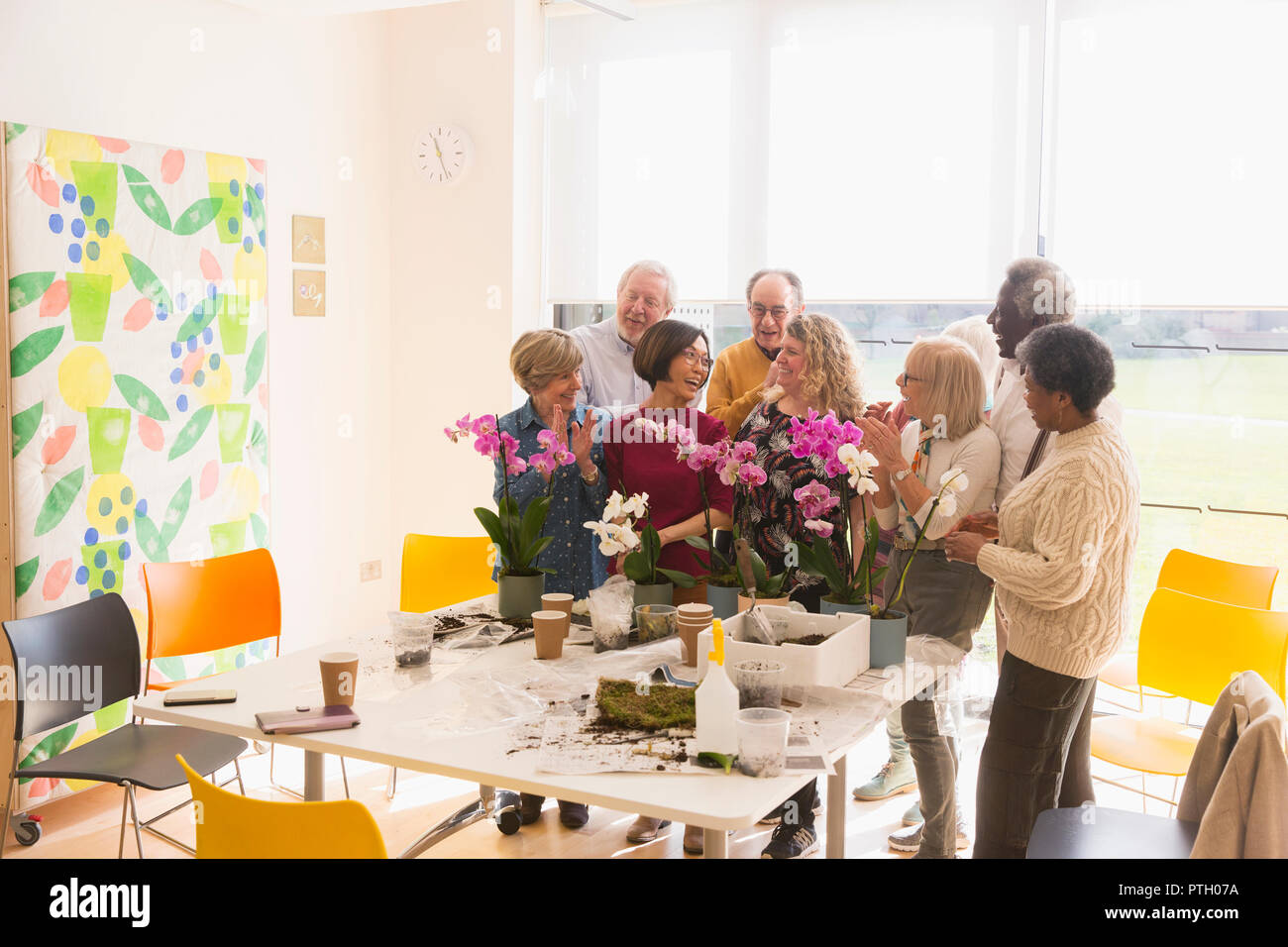 Aktive Senioren genießen blumenarrangierens Klasse Stockfoto