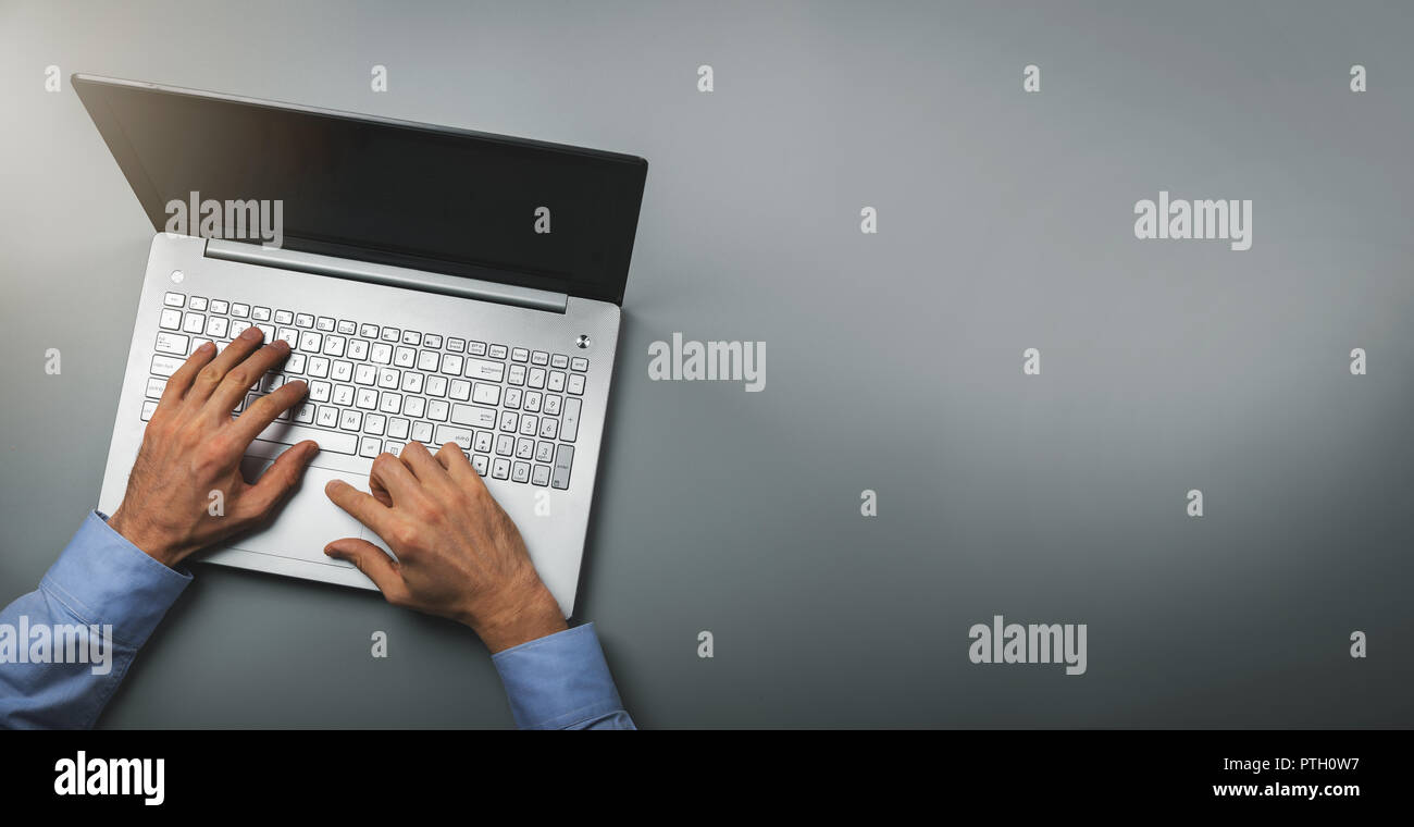 Man tippt auf Laptop. Ansicht von oben kopieren Raum Stockfoto