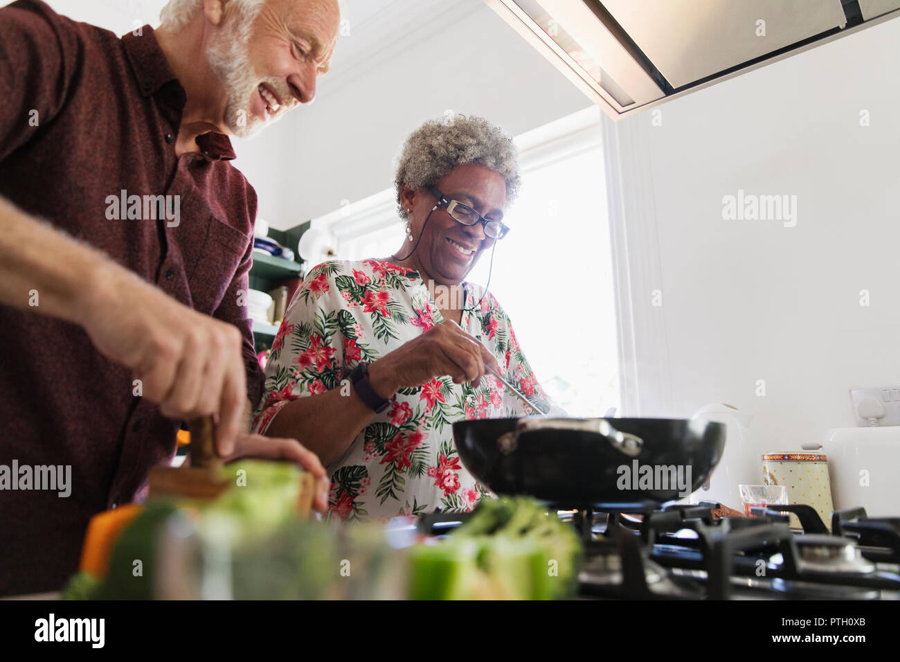 Active Senior paar Kochen in der Küche Stockfoto