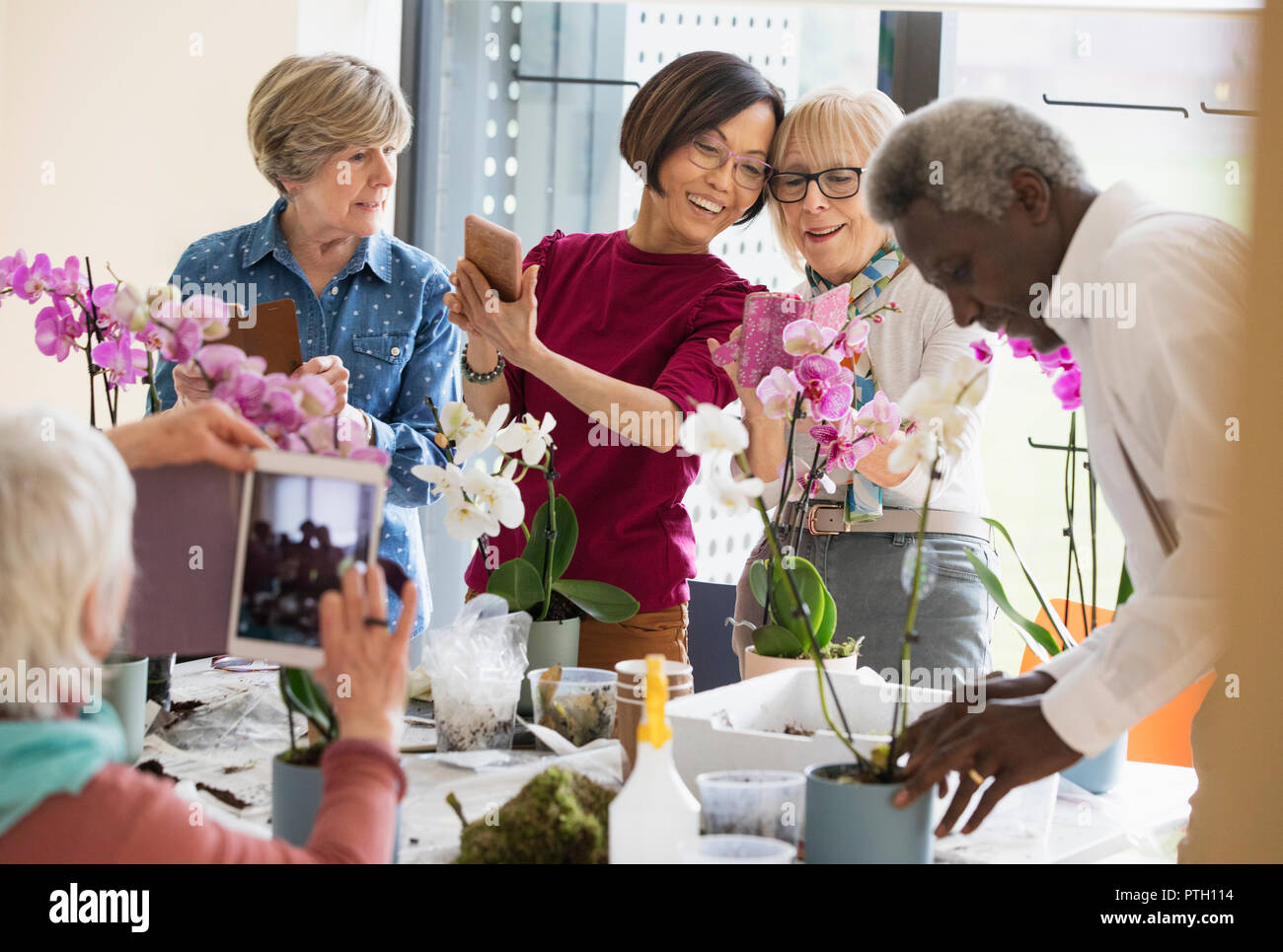 Aktive Senioren genießen blumenarrangierens Klasse Stockfoto