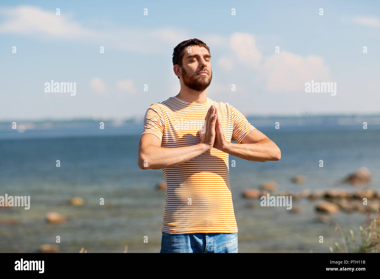 Man meditieren im Freien über Meer Stockfoto