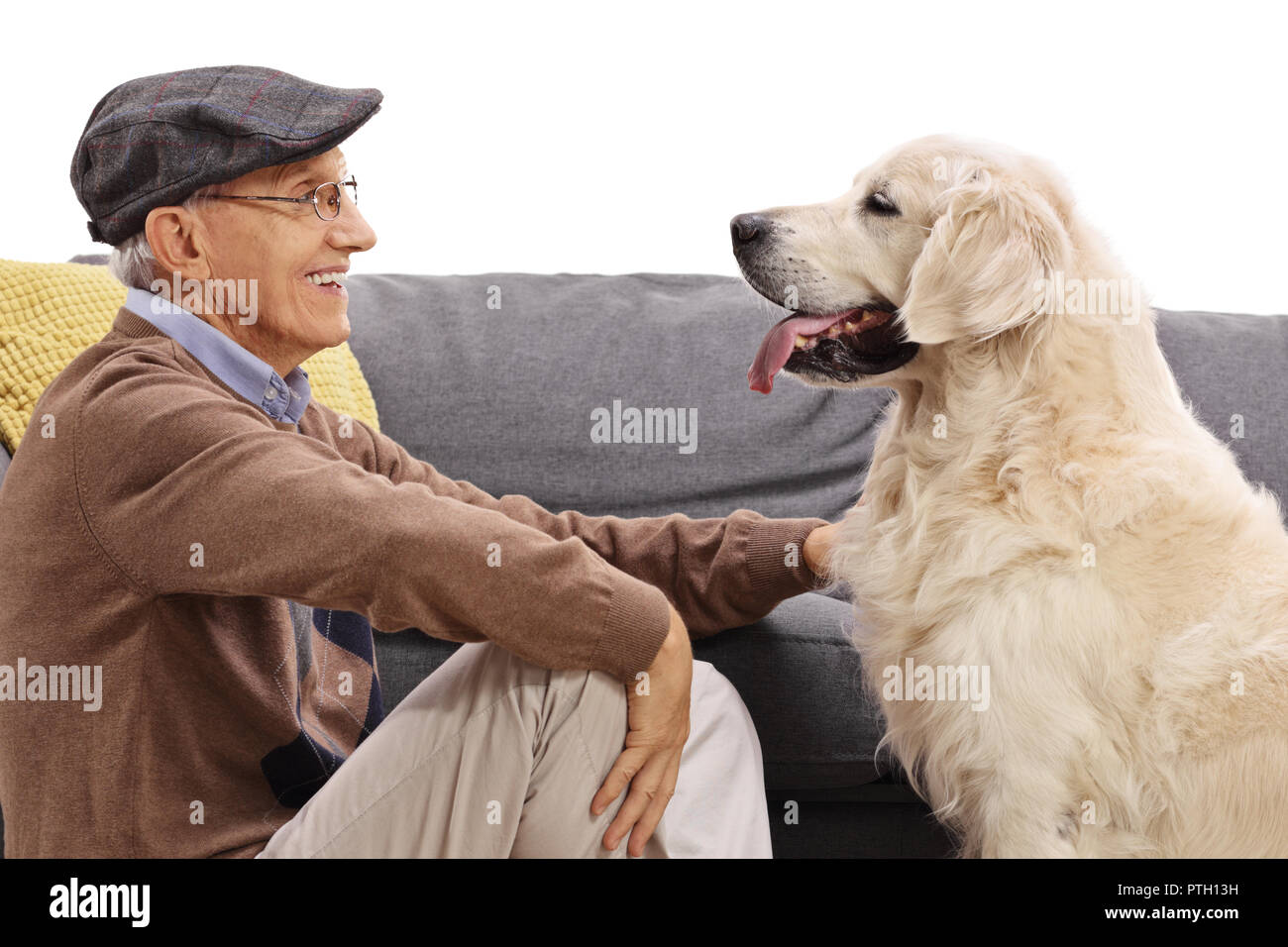 Senior mit einem Labrador Retriever Hund auf weißem Hintergrund Stockfoto