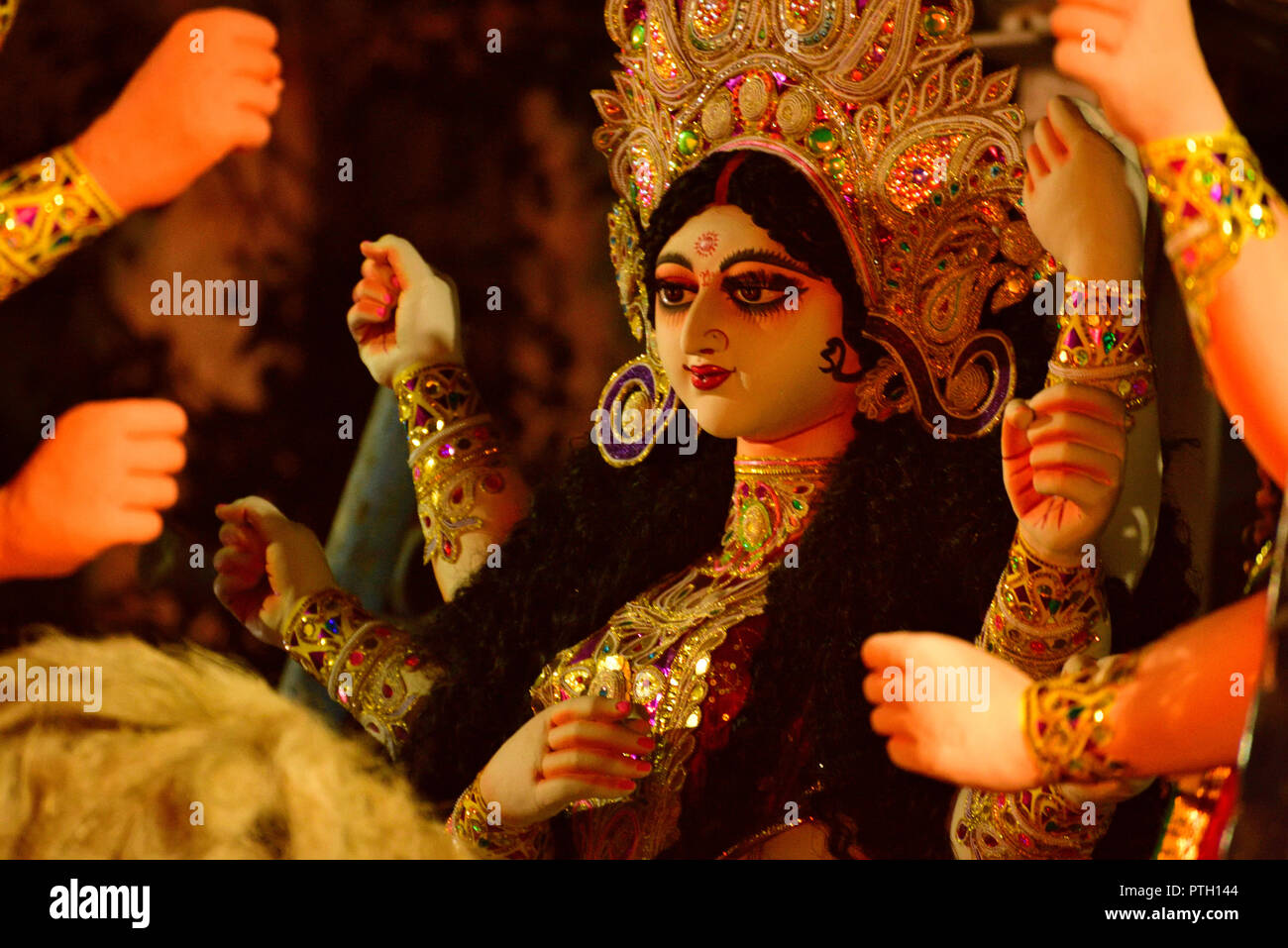 Nahaufnahme der hinduistischen Idol Göttin Durga Puja mandap bereit zu gehen Stockfoto