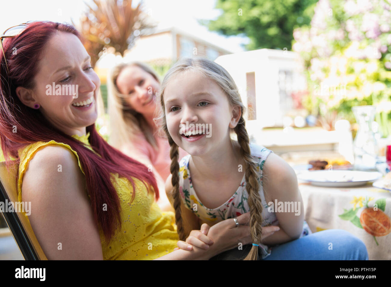 Liebevolle Mutter und Tochter auf der Terrasse Stockfoto