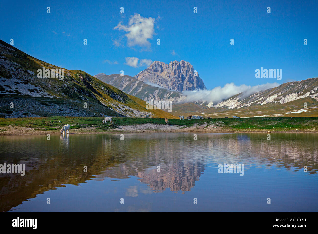 Reflexionen von Gran Sasso d'Italia peak Little Tibet", in Gran Sasso e Monti della Laga National Park, in der Nähe von L'Aquila, Abruzzen, Italien. Stockfoto