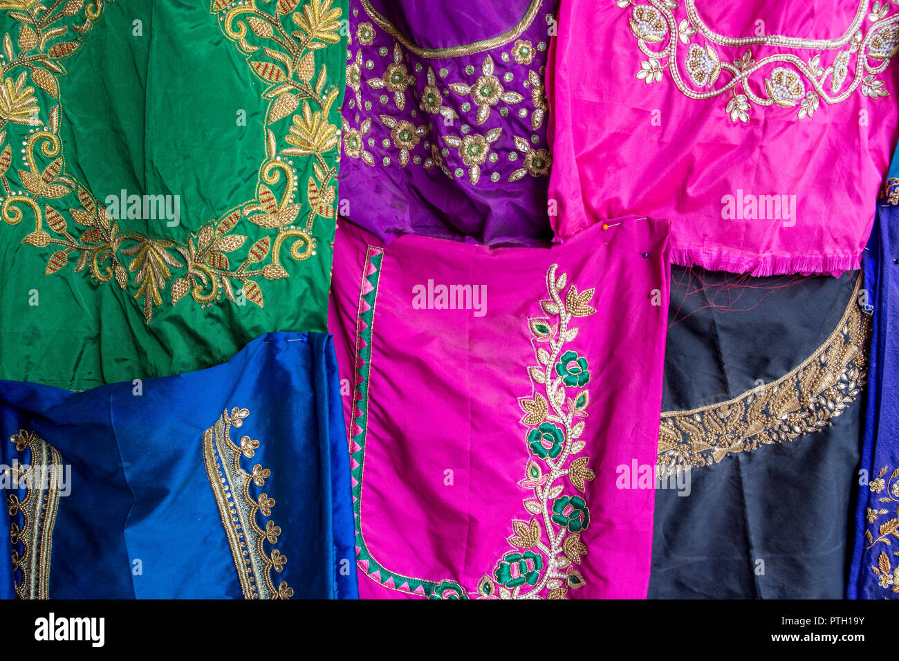 Handwerker, die Stickerei auf einem Sari. In Ahmedabad, Gujarat, Indien fotografierte Stockfoto