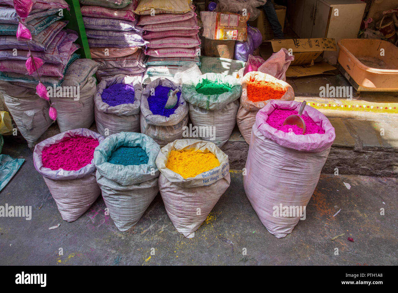 Ein Stall verkaufen Lacke und Farben in einem indischen Markt. In Ahmedabad, Gujarat, Indien fotografierte Stockfoto