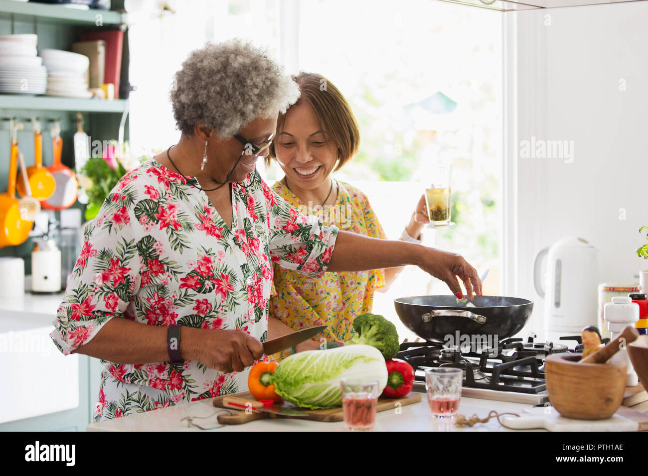 Active Senior Frauen kochen in der Küche Stockfoto