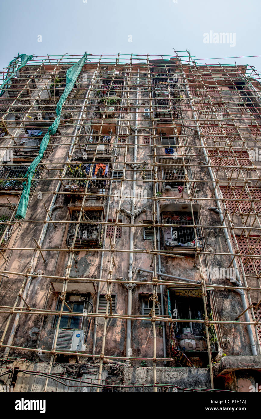 Indischen Bau technik mit Bambus Gerüst. In Mumbai, Indien fotografierte Stockfoto