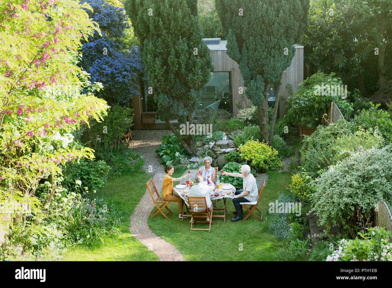 Ältere Freunde Garden Party Mittagessen genießen. Stockfoto
