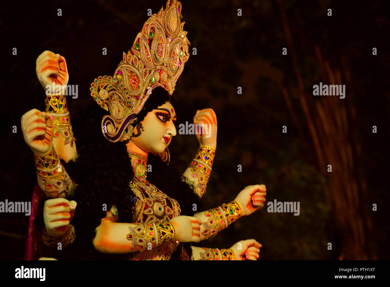 Nahaufnahme der hinduistischen Idol Göttin Durga Puja mandap bereit zu gehen Stockfoto