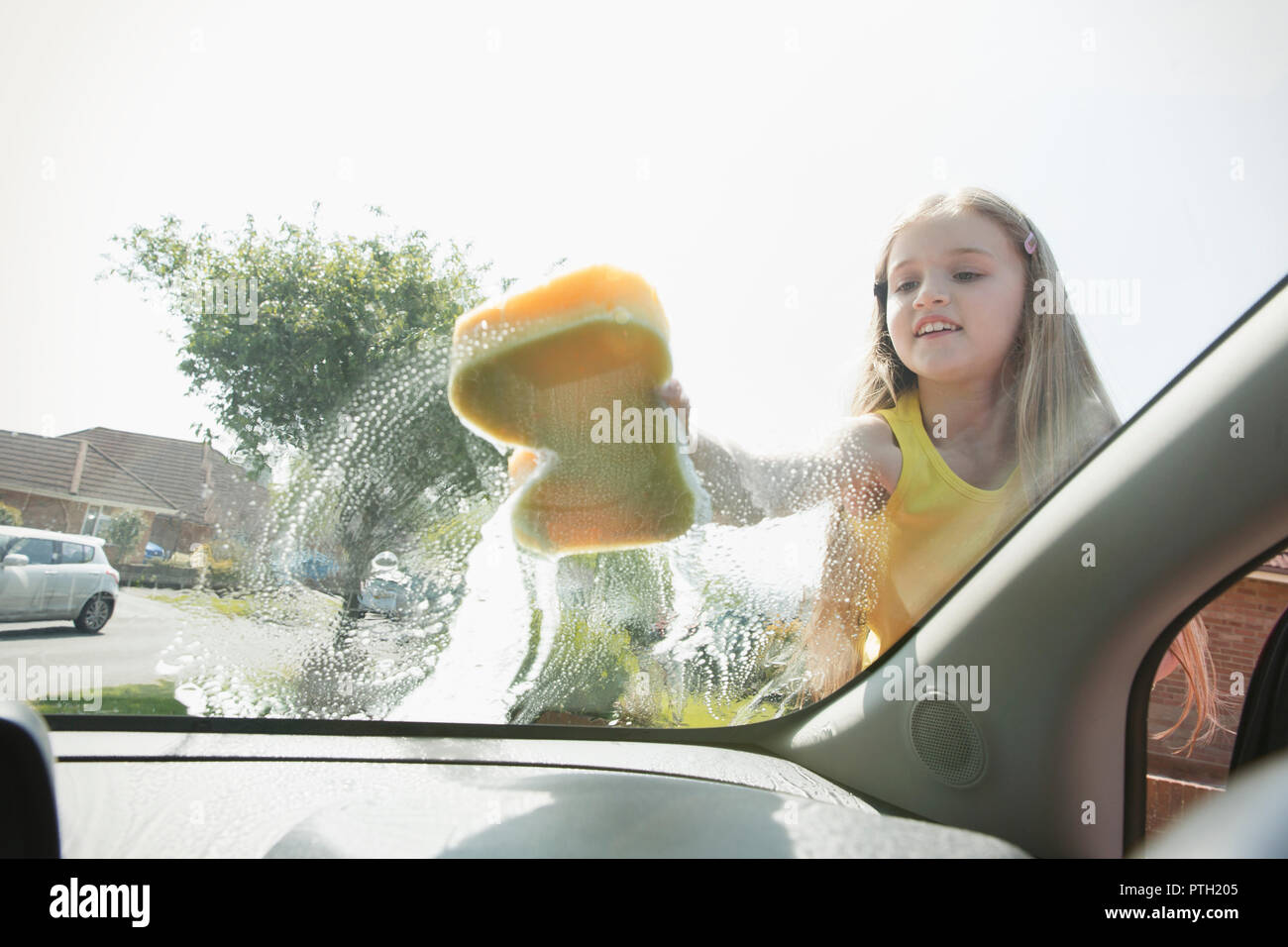 Waschen Mädchen Auto Windschutzscheibe Stockfoto