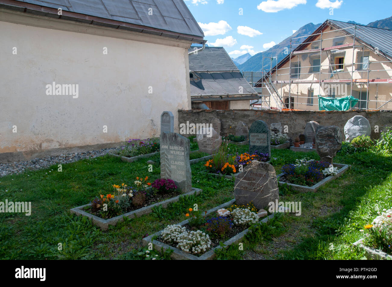 Friedhof und auf dem Friedhof in der Engadiner Dorf Guarda, Schweiz Stockfoto