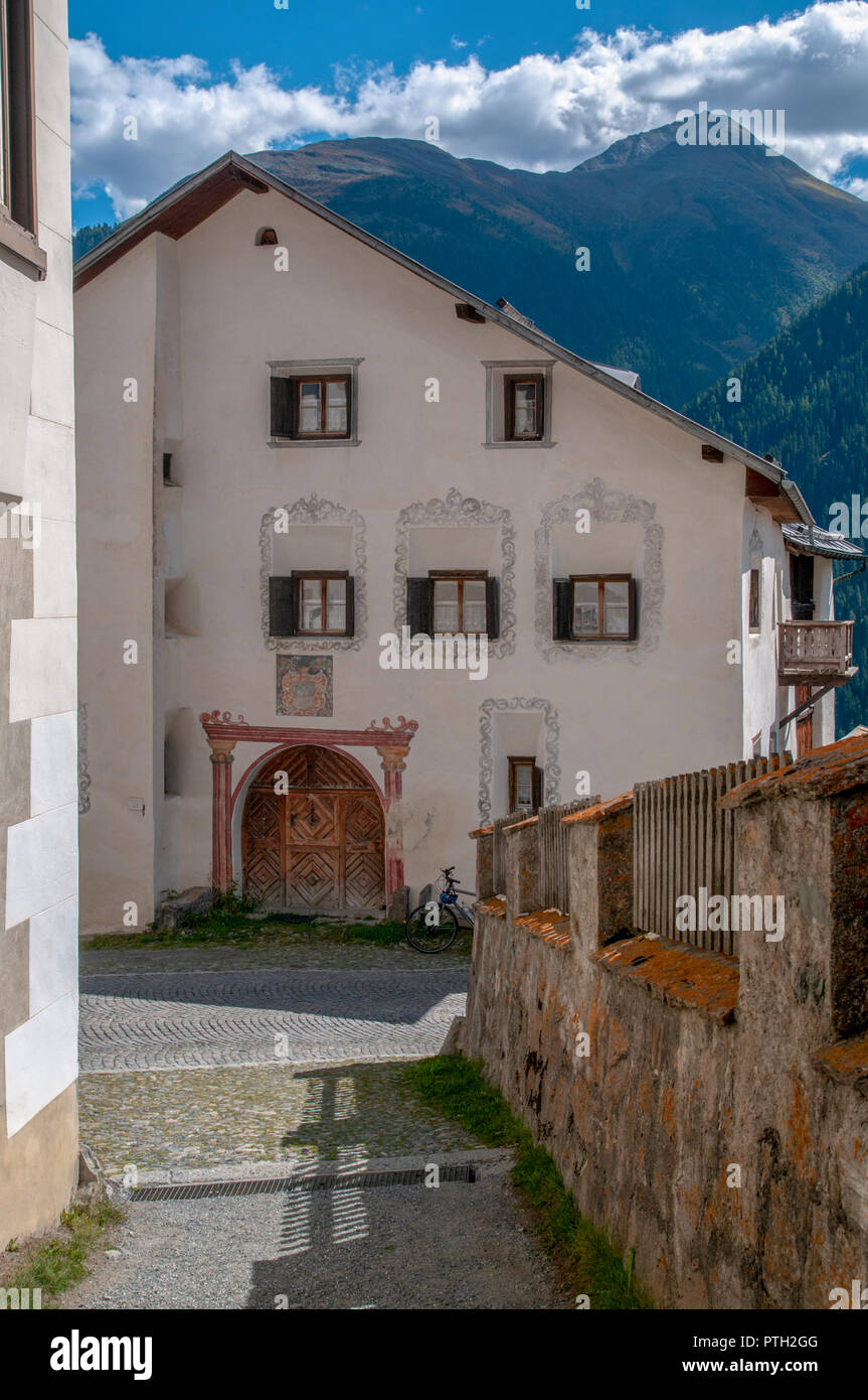 Engadiner Dorf Guarda, Schweiz Stockfoto