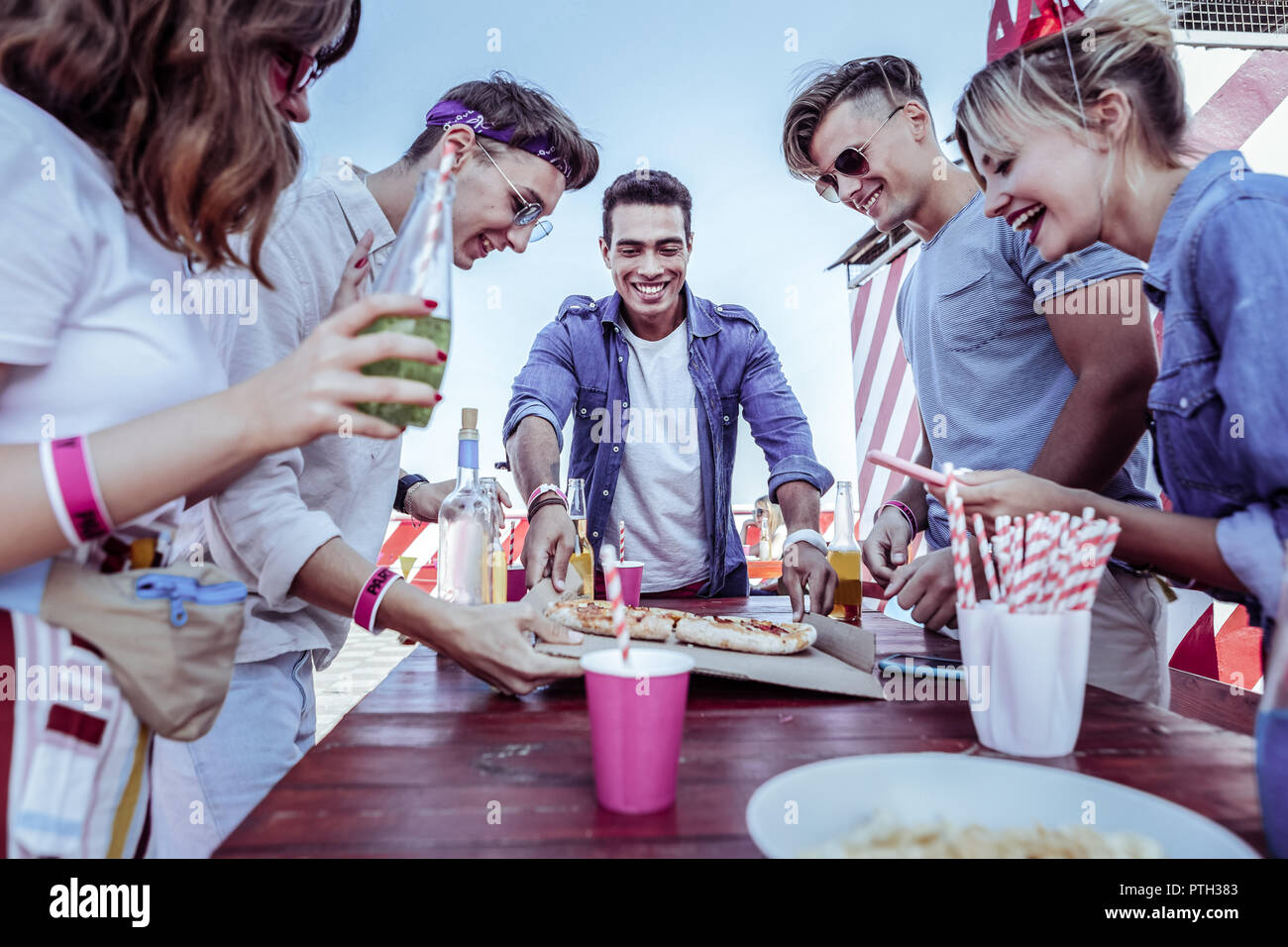 Happy brunette Mann, Pizza zu essen Stockfoto