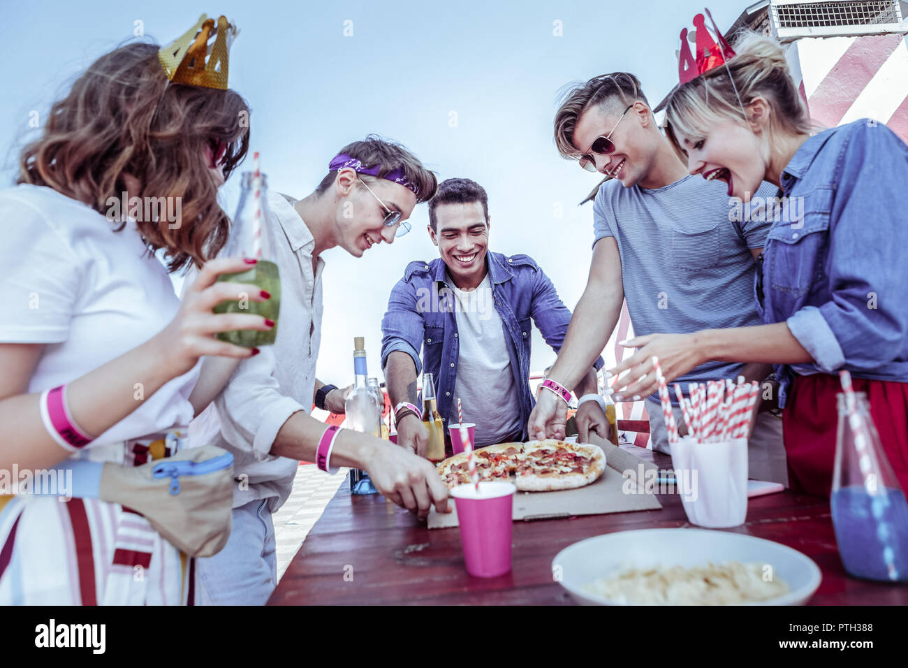 Hungrigen jungen Menschen auf der Suche nach lecker Pizza Stockfoto
