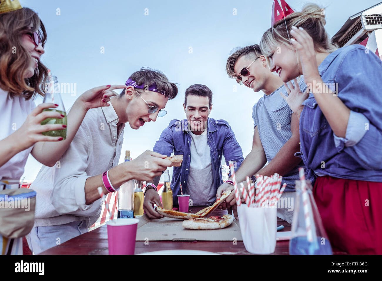 Freudige stilvolle männliche Person seinen Kopf beugen Stockfoto