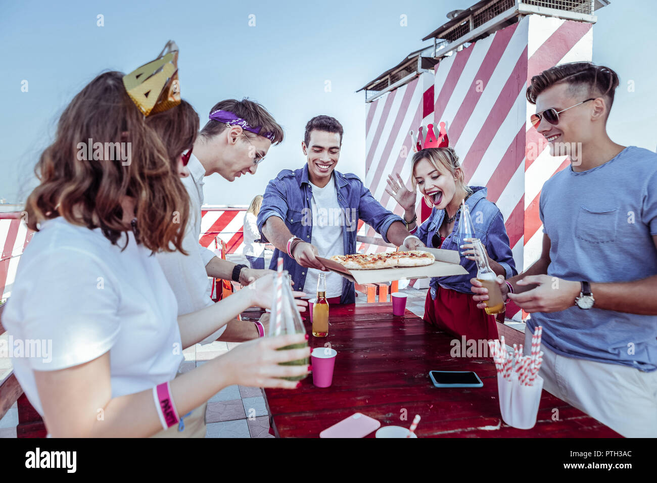 Hübsche Blondine Weibchen halten Mund weit geöffnet Stockfoto