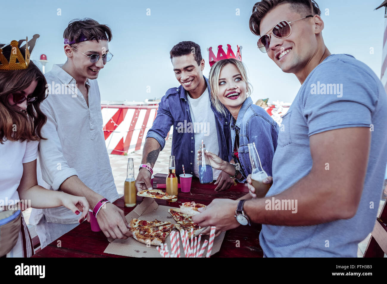 Schöne männliche Person Blick direkt in die Kamera Stockfoto