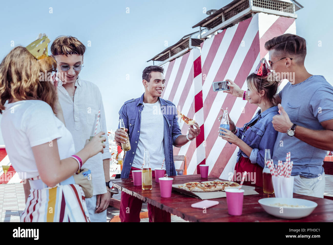 Positive freuen Paar unter Foto von Ihrem Freund Stockfoto