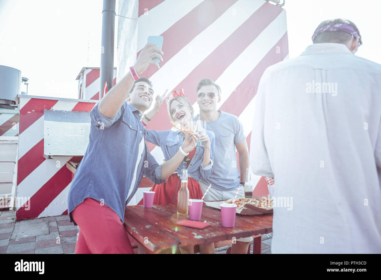 Fröhliche Studenten zusammen Posieren auf selfie Kamera Stockfoto