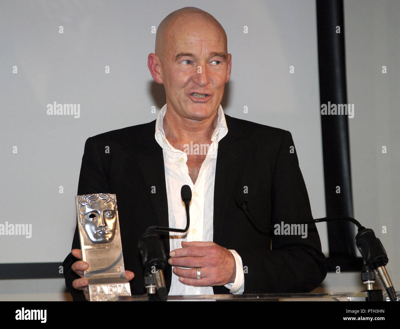 David Hayman ist einer von Schottlands besten bekannt und geliebt, Schauspieler, Schriftsteller, Regisseur, Moderator, Aktivist und Sender. Er hat drei Spielfilme geleitet und hat in vielen erschienen, viele andere sowie vielen TV-Dramen wie Versuch und Vergeltung. Jetzt ist er ein brillanter sachliche Moderator im Fernsehen, die Programme auf, Whisky, Clydebuilt-The Schiffe, daß der Commonwealth, Schottlands Krieg zur See und in der Wehre Weg unter vielen, vielen anderen. Er Schritte auch auf die Bühne, als er die Chance dazu bekommt und ist ein wahrer Titan in den Hallen der Schottischen handeln, Schauspiel, Regie und präsentieren. Stockfoto