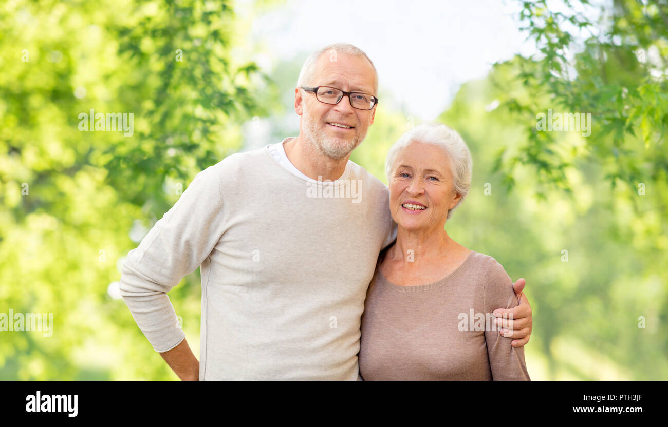 Senior Paar umarmen über natürliche Hintergrund Stockfoto