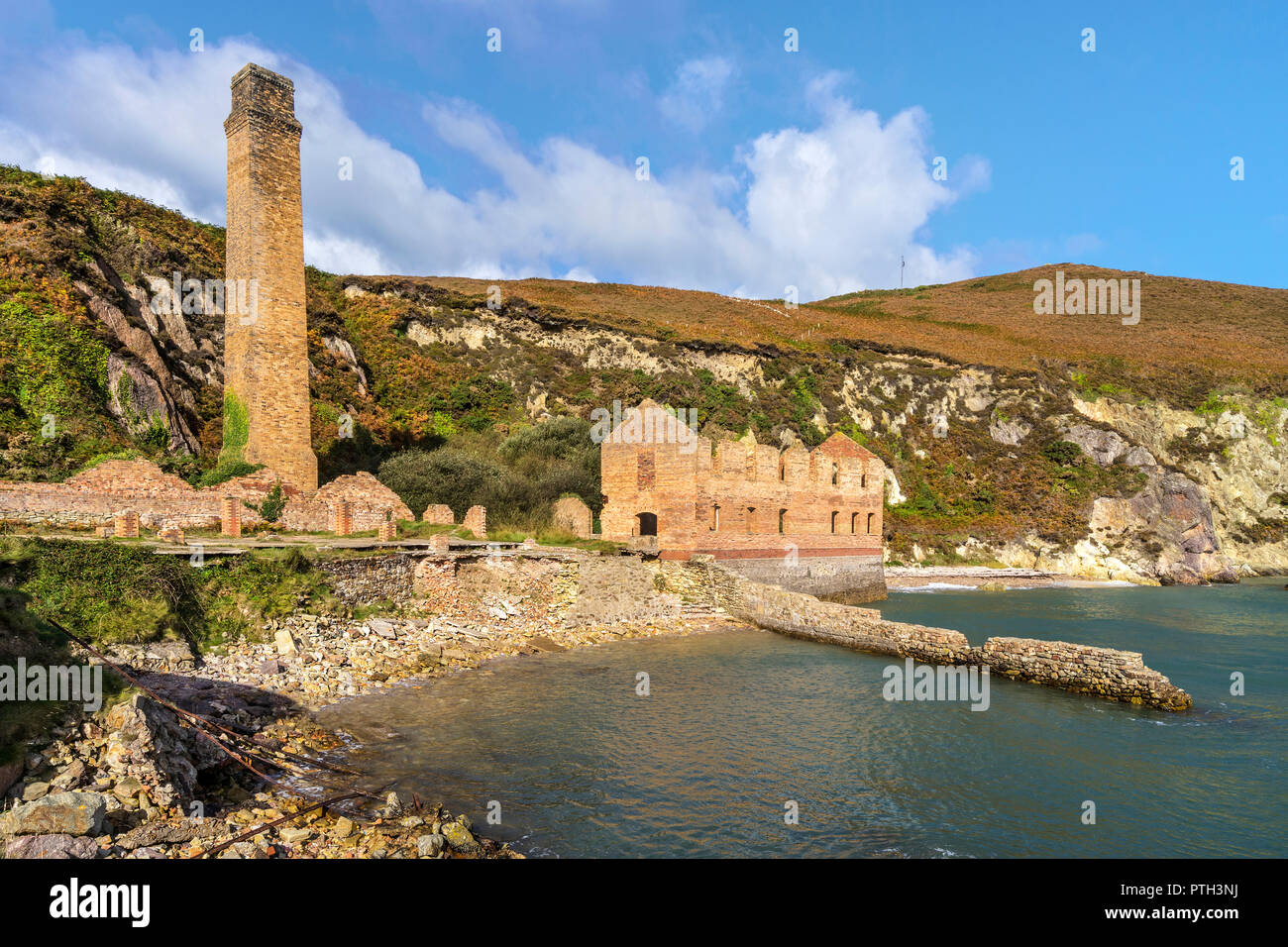 Ein Teil der Ruinen des abandonrd Porth Wen Ziegelei mit einem Kamin und den Workshop und Unterkunft block Porth Wen bay Nordküste von Anglesey Keine Stockfoto