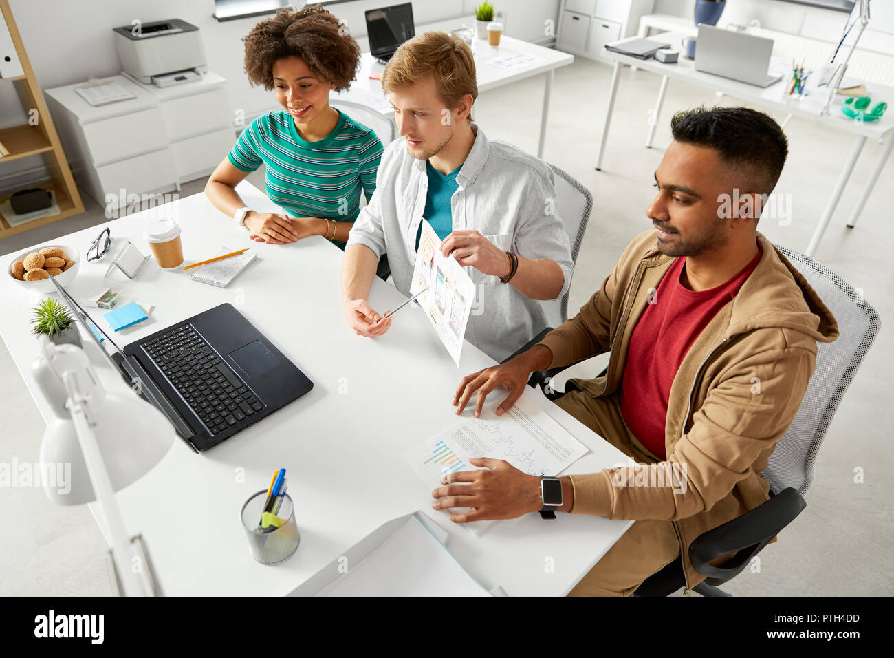 Kreatives Team in Video Konferenz im Büro Stockfoto