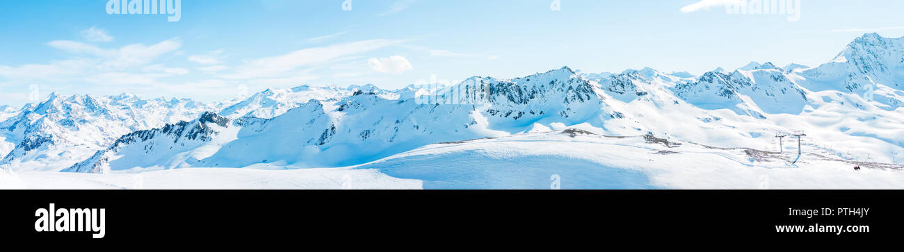 Panorama der schneebedeckten Berge Stockfoto