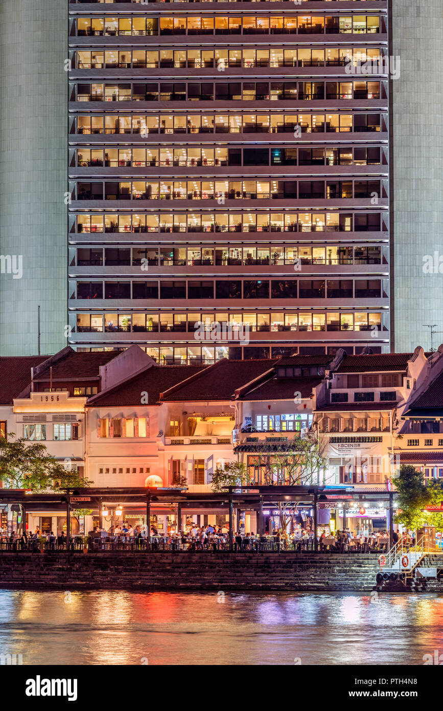 Singapore River und die Skyline bei Nacht, Singapur Stockfoto